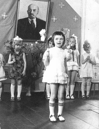 Алсу Булгарина читает стихи в детском саду